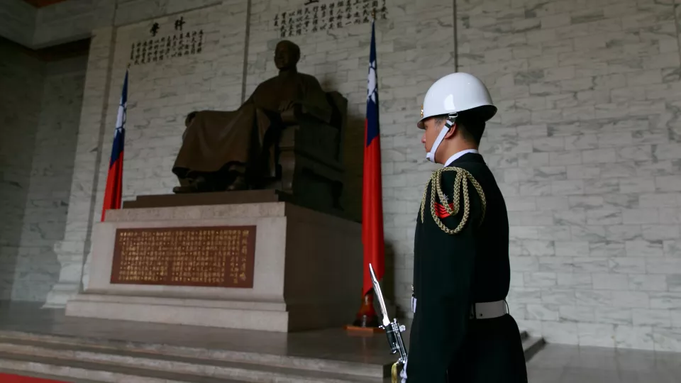 Soldier standing in front of statue in the Chiang Kai-Shek memorial hall. Photo.