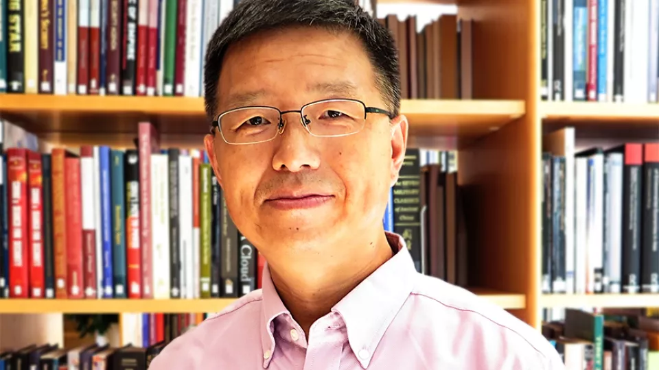 photo of Professor Hu Yong