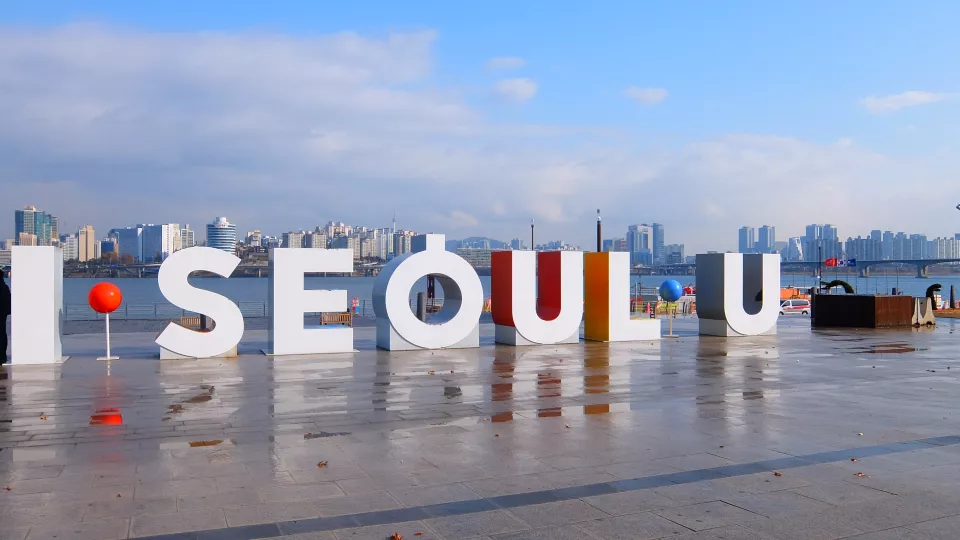 Statue forming the word SEOUL