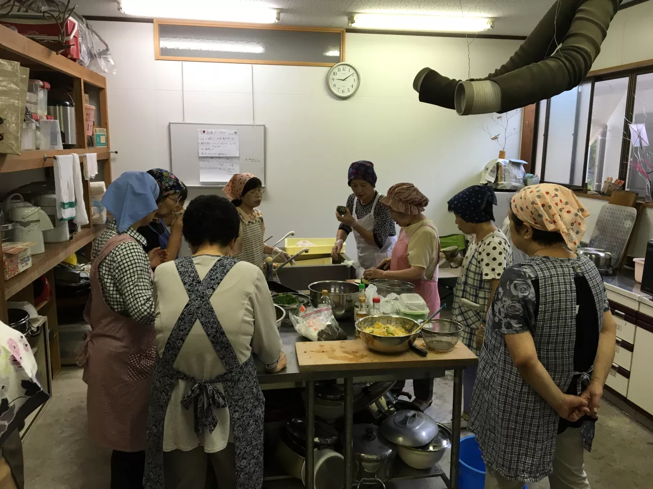Women working in Buddhist temple kitchen in rural Hiroshima Prefecture, Japan (August 2016). Author: Paulina Kolata